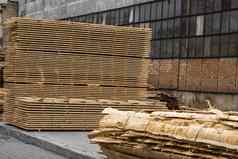 桩木董事会锯木厂外板仓库锯董事会锯木厂在户外木木材堆栈木空白建设材料行业