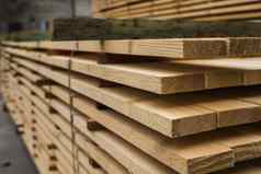 桩木董事会锯木厂外板仓库锯董事会锯木厂在户外木木材堆栈木空白建设材料行业