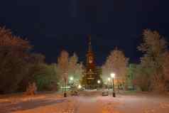 建筑正统的教堂晚上包围树雪