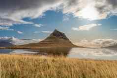 丘奇费尔反映平静湖阳光明媚的天气冰岛