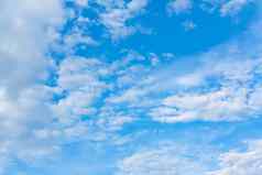 光积云云蓝色的天空阳光明媚的一天完整的框架图像背景