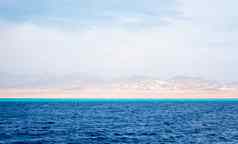 红色的海岩石海岸埃及