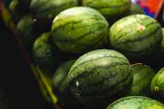 成熟的甜蜜的西瓜市场关闭很多大成熟的绿色条纹西瓜有机农民市场商店