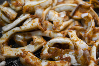 鱿鱼烧烤热<strong>木炭</strong>热火美味的美味的海食物烤鱿鱼烧烤火泰国街食物晚上市场