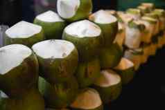 新鲜的椰子亚洲晚上市场