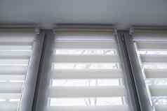 白色织物辊百叶窗白色塑料窗口生活房间卷窗帘室内