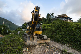 现代挖掘机<strong>建设</strong>网站日落天空大跟踪挖掘机站山<strong>绿色</strong>草机械<strong>建设</strong>建筑农村