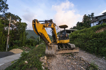 现代挖掘机<strong>建设</strong>网站日落天空大跟踪挖掘机站山<strong>绿色</strong>草机械<strong>建设</strong>建筑农村