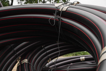 黑色的橡胶<strong>塑料管</strong>道红色的行建设材料设备建筑网站水管