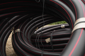 黑色的橡胶<strong>塑料管</strong>道红色的行建设材料设备建筑网站水管