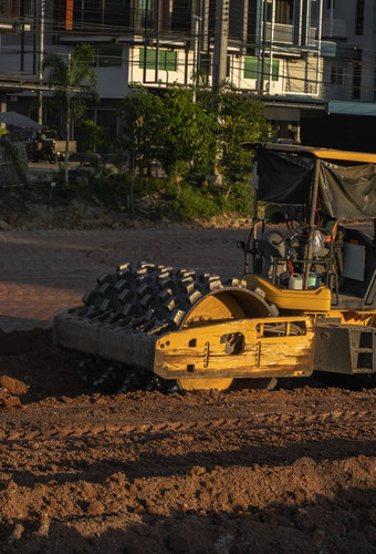 土壤压实机振动垫脚鼓重责任机械工作高速公路建设网站车辆土壤压实路建设设备铺平道路压实路