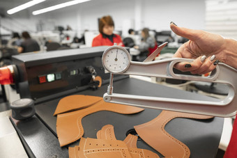 女人手皮革<strong>厚度</strong>计自然棕色（的）皮革准备生材料制造袋鞋子服装配件