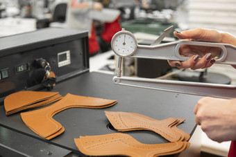 女人手皮革厚度计自然棕色（的）皮革准备生材料制造袋鞋子服装配件