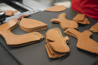 形式皮革块使鞋子鞋子工厂准备捆绑皮革部分生产鞋子
