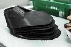 缝鞋子鞋底鞋工厂准备捆绑皮革部分生产鞋子