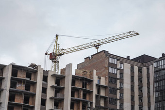 起重机建筑建设网站蓝色的天空金属建设未完成的建筑建设塔起重机建筑多存储建筑