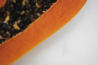 一半减少成熟的木瓜种子白色板片甜蜜的木瓜白色背景减少了一半木瓜健康的异国情调的水果素食者食物