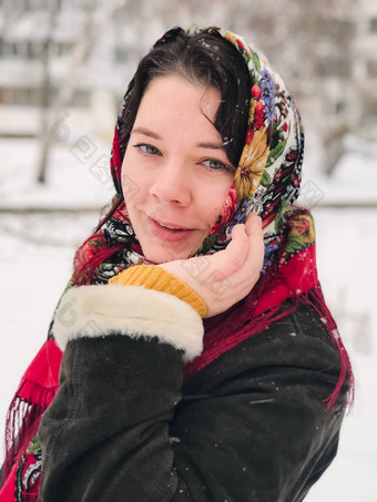 肖像年轻的高加索人快乐女人国家俄罗斯有图案的披肩雪冬天一天