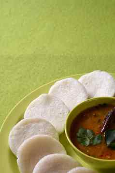 伊德利水鹿碗绿色背景印度菜南印度最喜欢的食物拉瓦伊德利粗粒小麦粉悠闲地拉瓦悠闲地服务水鹿绿色椰子酸辣酱