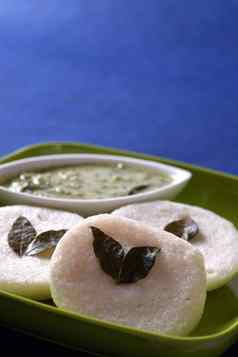 伊德利椰子酸辣酱蓝色的背景印度菜南印度最喜欢的食物拉瓦伊德利粗粒小麦粉悠闲地拉瓦悠闲地服务水鹿绿色椰子酸辣酱