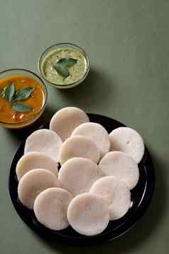 伊德利水鹿椰子酸辣酱印度菜南印度最喜欢的食物拉瓦伊德利粗粒小麦粉悠闲地拉瓦悠闲地服务水鹿绿色酸辣酱