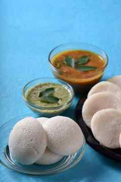 伊德利水鹿椰子酸辣酱蓝色的背景印度菜南印度最喜欢的食物拉瓦伊德利粗粒小麦粉悠闲地拉瓦悠闲地服务水鹿绿色椰子酸辣酱