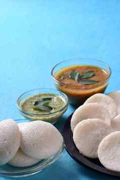 伊德利水鹿椰子酸辣酱蓝色的背景印度菜南印度最喜欢的食物拉瓦伊德利粗粒小麦粉悠闲地拉瓦悠闲地服务水鹿绿色椰子酸辣酱