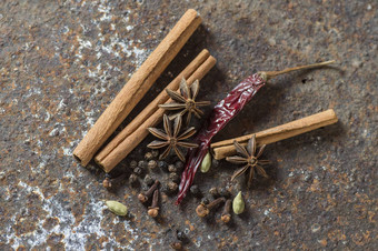 香料草本植物食物厨房成分肉桂棒茴香星星黑色的<strong>花椒辣椒</strong>小豆蔻丁香变形背景