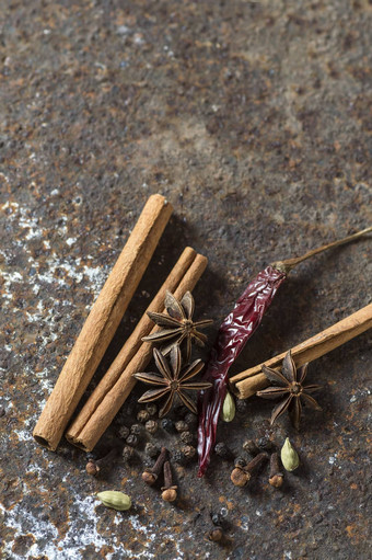 香料草本植物食物厨房成分肉桂棒茴香星星黑色的<strong>花椒辣椒</strong>小豆蔻丁香变形背景