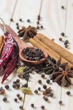 香料草本植物食物厨房成分肉桂棒茴香星星黑色的花椒辣椒小豆蔻丁香木背景