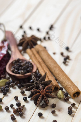 香料草本植物食物厨房成分肉桂棒茴香星星黑色的<strong>花椒辣椒</strong>小豆蔻丁香木背景