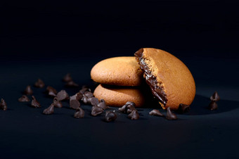饼干填满巧克力奶油巧克力奶油饼干棕色（的）巧克力饼干奶油填充黑色的背景
