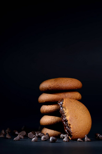 饼干堆栈<strong>美味</strong>的奶油饼干填满巧克力奶油<strong>黑色</strong>的背景