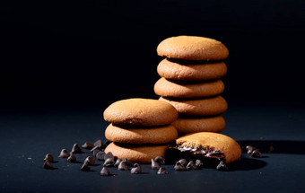 饼干堆栈美味的奶油饼干填满巧克力奶油黑色的背景