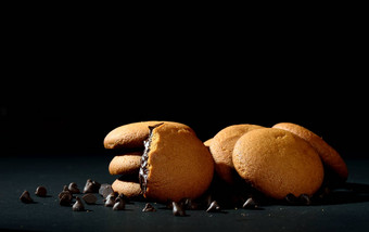饼干填满<strong>巧克力</strong>奶油<strong>巧克力</strong>奶油饼干棕色（的）<strong>巧克力</strong>饼干奶油填充黑色的背景