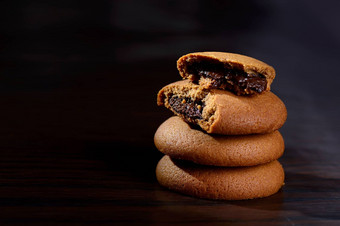 饼干填满巧克力奶油巧克力奶油饼干棕色（的）巧克力饼干奶油填充黑色的背景