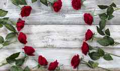 快乐情人节一天红色的玫瑰形成心形状的奥特利