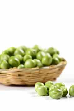 新鲜的绿色豌豆篮子白色背景