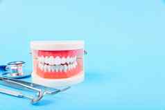牙科卫生健康概念白色牙牙医工具