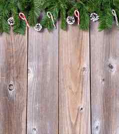 圣诞节假期木背景冷杉分支机构糖果拐杖