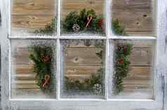 雪覆盖窗口装饰圣诞节花环窗口