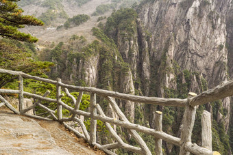 黄色的山栅栏