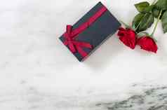 红色的玫瑰打包礼物盒子大理石石头背景