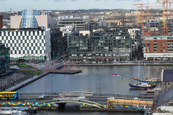 都柏林爱尔兰1月视图大运河显示公约中心大运河桥年轻的人水滑雪都柏林爱尔兰