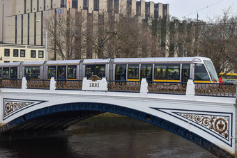 都柏林爱尔兰1月轻轨穿越北一边都柏林南河利菲河都柏林爱尔兰