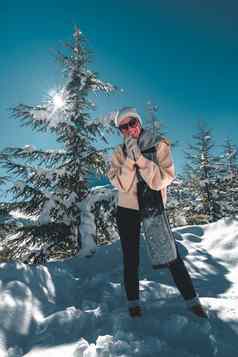 可爱的年轻的女人站雪自然