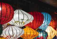 美丽的装饰灯笼光晚上市场嗨越南