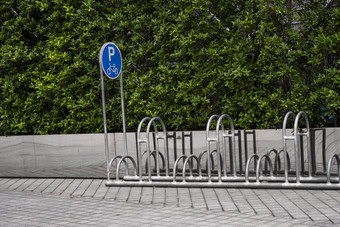 空不锈钢钢自行车停车架标志自行车停车绿色植物墙