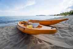 色彩斑斓的橙色皮艇桑迪海滩准备好了皮划艇运动员阳光明媚的一天橙色休闲船沙子活跃的旅游水娱乐