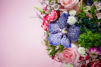 时尚的时尚的<strong>精致</strong>的花束各种春天花玫瑰兰花轮盒子粉红色的背景复制空间